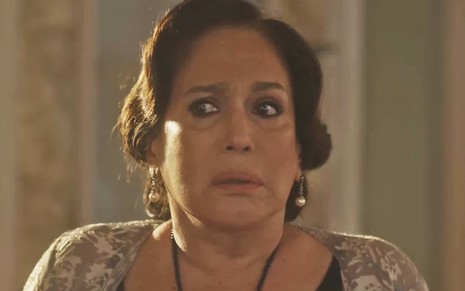 A atriz Susana Vieira, em close, com uma expressão de surpresa caracterizada como a Emília no remake de Éramos Seis