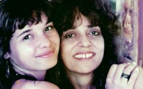 Daniella Perez abraça a mãe, Gloria Perez, em foto antiga