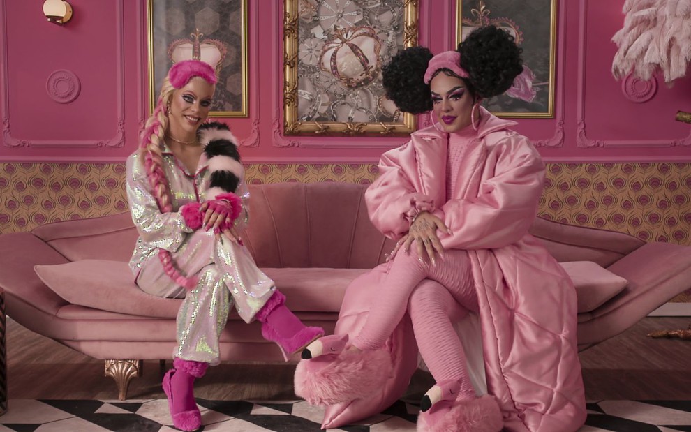 Alexia Twister e Gloria Groove com looks rosa em cenário luxuoso com tudo combinando