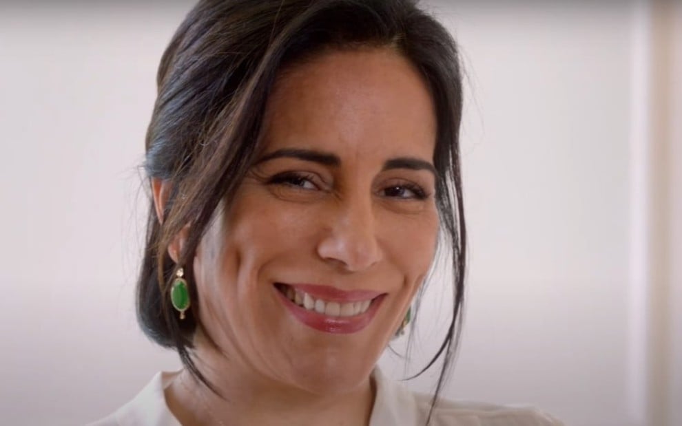 Gloria Pires sorri em cena como a médica Paula em Linda de Morrer (2015)