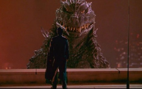 Humano frente a frente com o monstro gigante em cena de Godzilla 2000