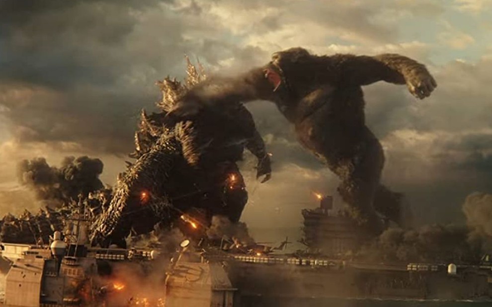 King Kong dá um soco em Godzilla em cena do filme Godzilla vs. Kong