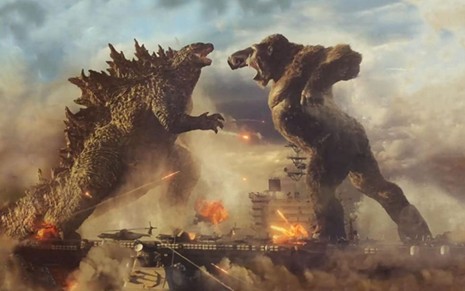 Arte promocional do filme Godzilla vs. Kong com as duas criaturas partindo para a briga