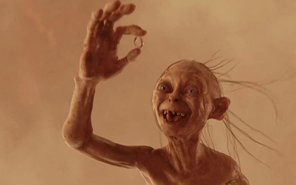 Andy Serkis como Gollum segurando um anel em cena do filme O Senhor dos Anéis: O Retorno do Rei (2003)