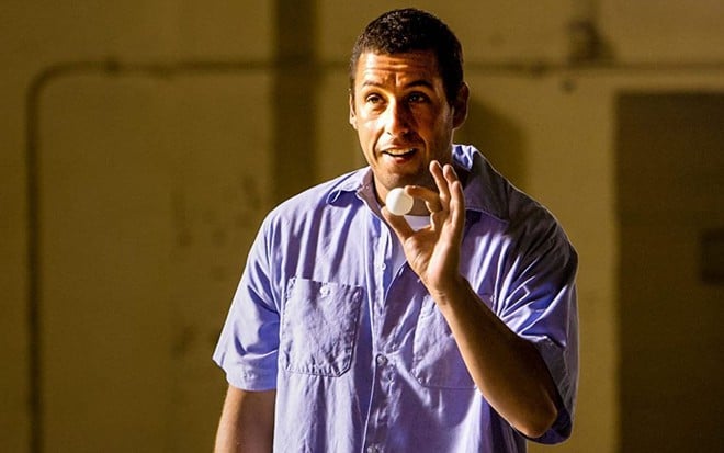 Adam Sandler segura uma bolinha de pingue-pongue em cena do filme Golpe Baixo