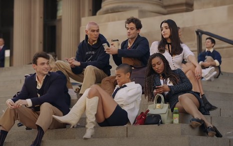 Atores da série derivada de Gossip Girl sentados na escada do Museu Metropolitano de Arte em Nova York em trailer