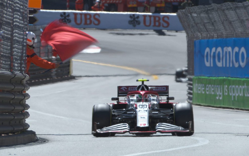 Mick Schumacher (Haas) em carro descendo parte de curvas do circuito com detalhes desfocados ao fundo
