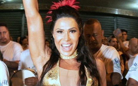 Gracyanne Barbosa durante ensaio de rua da União da Ilha, no Rio de Janeiro, em 29 de janeiro de 2020
