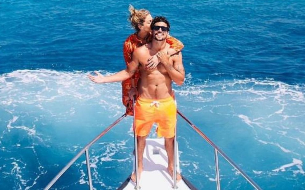 O casal Grazi Massafera e Caio Castro se beijando em um barco