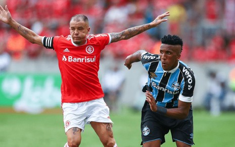 D'Alessandro (à esq.) e Bruno Cortez em jogo entre Internacional e Grêmio pelo Campeonato Gaúcho