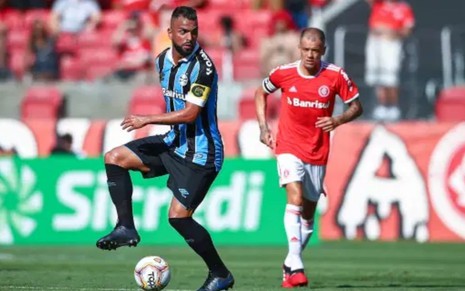 Imagem de Maicon (Grêmio) e D'Alessandro (Internacional) em jogo do Gauchão 2020