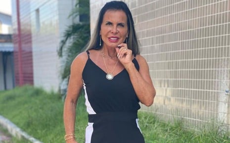 Gretchen em publicação no Instagram, de vestido preto, com a mão esquerda no queixo