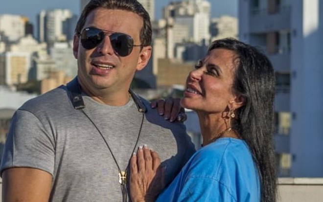 Imagem de Gretchen e Esdras de Souza abraçados em uma área externa