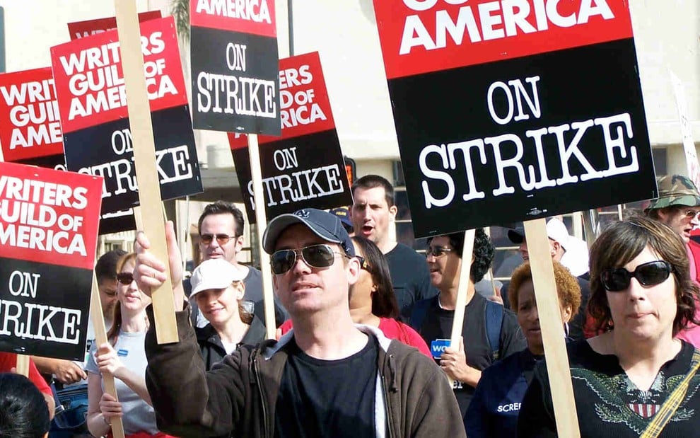 Em foto de 2007,  várias pessoas seguram cartazes que informam que os roteiristas dos EUA estão em greve