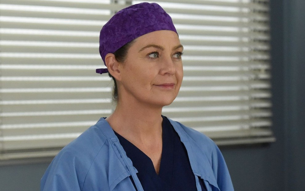 Com uma bandana roxa na cabeça e vestindo um uniforme de médica, Ellen Pompeo aparece na 16ª temporada de Grey's Anatomy