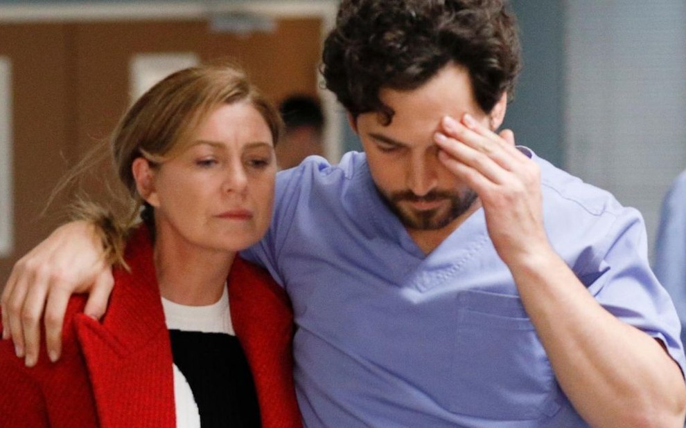 Triste, Ellen Pompeo apoia um também tristonho Giacomo Gianniotti em cena da 16ª temporada de Grey's Anatomy