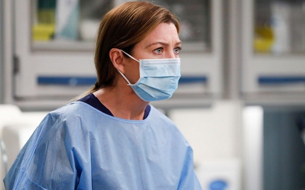 Com avental e máscara cirúrgica, Ellen Pompeo aparece concentrada em cena da 16ª temporada de Grey's Anatomy