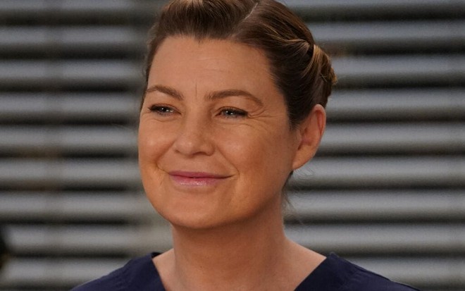 De cabelo amarrado, Ellen Pompeo solta um sorriso tímido em cena da 16ª temporada de Grey's Anatomy