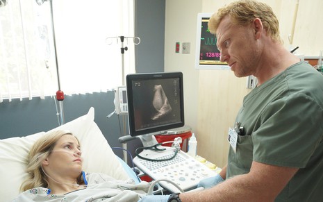 Hayley Chase e Kevin McKidd na 16ª temporada de Grey's Anatomy; por que Owen Hunt está vestindo verde?