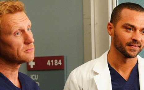 O ruivo Kevin McKidd aparece ao lado de Jesse Wiliams, com avental branco de médico, em cena da 16ª temporada de Grey's Anatomy