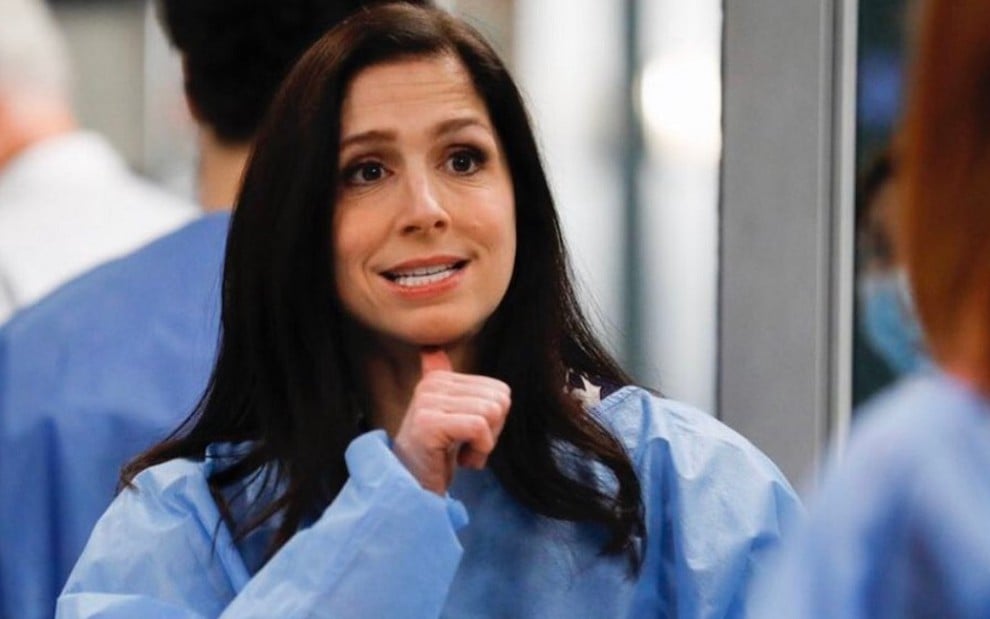 A atriz Shoshannah Stern em episódio histórico de Grey's Anatomy; ela interpreta uma médica surda