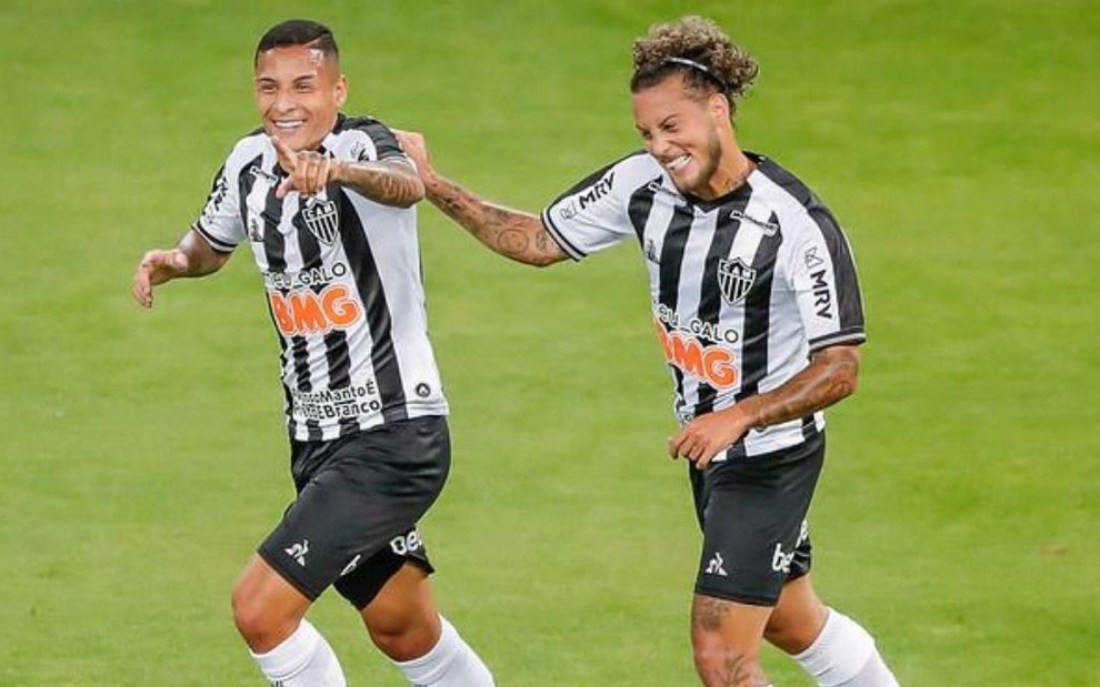 Dois jogadores do Atlético-MG comemoram gol em duelo do Campeonato Mineiro
