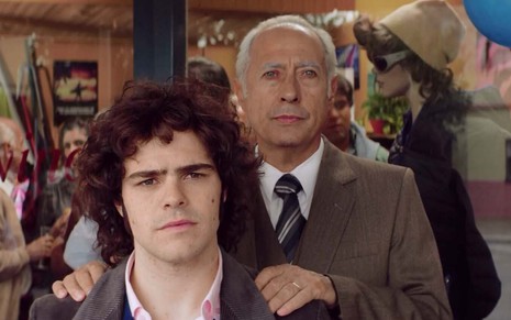 Peter Lanzani, vivendo Alejandro Puccio, e Guillermo Francella, que interpreta Arquimedes Puccio, em O Clã (2015)
