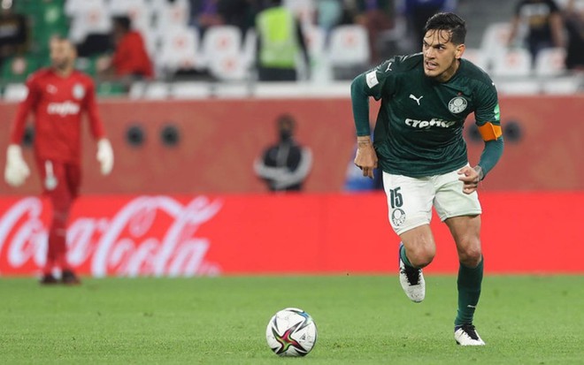 Gustavo Gómez em ação pelo Palmeiras no Mundial de Clubes, com a bola