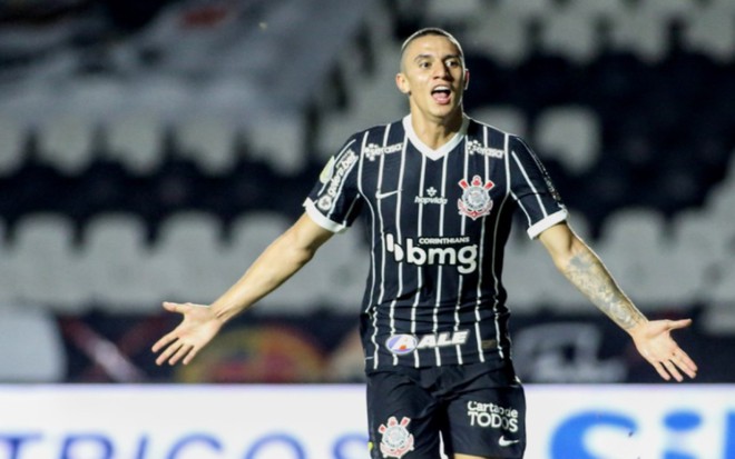 O jogador Gustavo Mantuan correndo em campo como os braços paralelos ao corpo vestindo o uniforme do time nas cores preto e branco