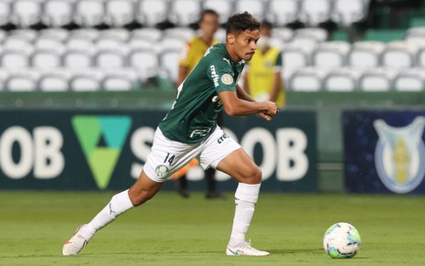 O jogador do Palmeiras, Gustavo Scarpa, em lance no campo vestido com o uniforme do time nas cores verde e branco