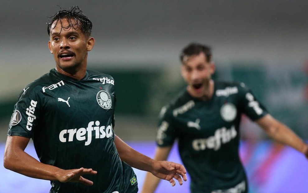 Gustavo Scarpa vibra com gol pelo Palmeiras com Viña atrás