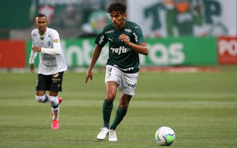 Gustavo Scarpa em ação pelo Palmeiras, com a bola ao seu lado