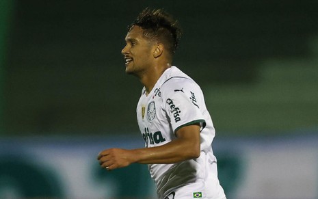 Sorrindo, Gustavo Scarpa vibra com gol pelo Palmeiras e corre em direção ao técnico Abel Ferreira