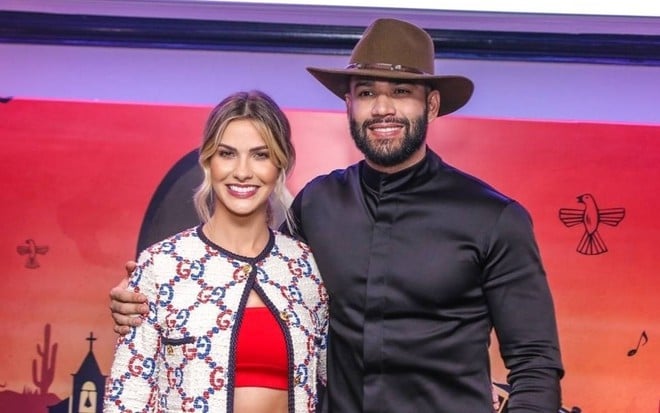 Andressa Suita com top vermelho e casaco branco; Gusttavo Lima de chapéu e camisa preta