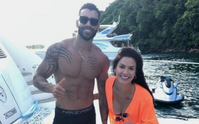 Gusttavo Lima e Andressa Suita durante passeio de barco neste domingo (17)