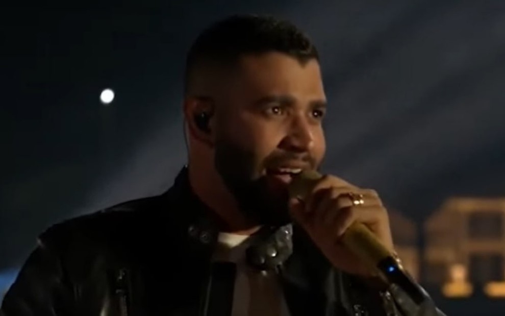 Gusttavo Lima segura o microfone e canta na live Buteco em Casa 2, realizada em abril de 2020