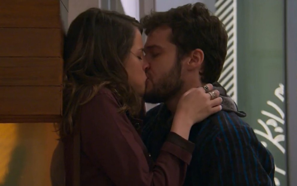 A atriz Agatha Moreira (Camila) está pressionada na parede e beija Jayme Matarazzo (Giovanni) em cena de Haja Coração