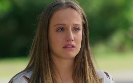A atriz Bruna Griphao com expressão de choro em cena como Carol de Haja Coração