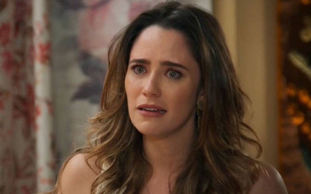 A atriz Fernanda Vasconcellos com expressão de choro em cena como a advogada Bruna em Haja Coração