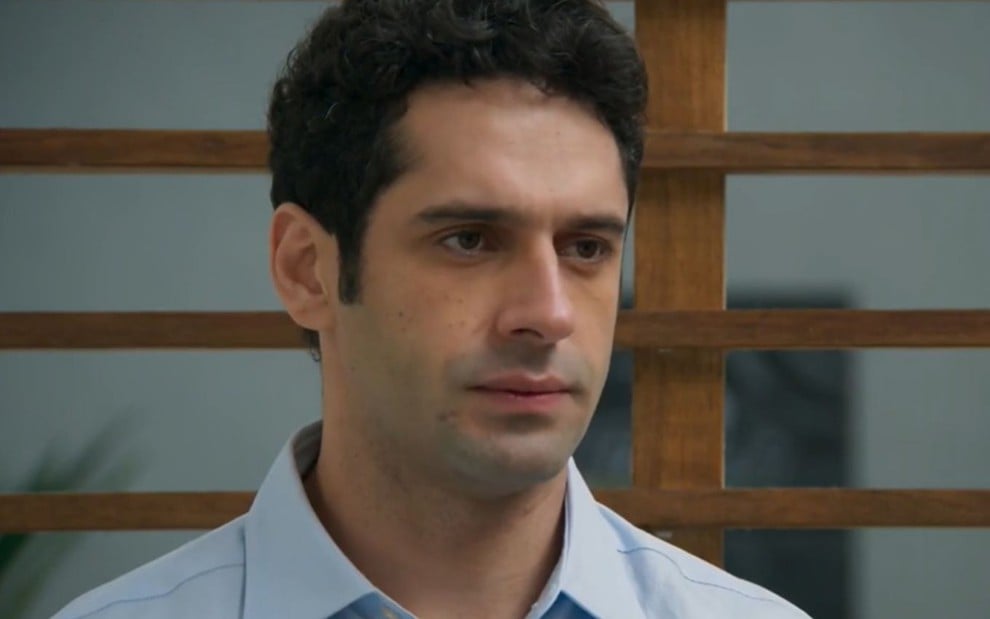 O ator João Baldasserini com expressão séria como o personagem Beto da novela Haja Coração, da TV Globo