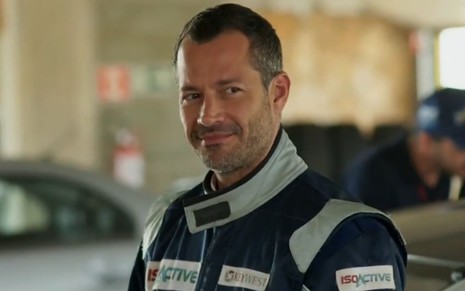 Malvino Salvador sorri e veste roupa de piloto em cena como o personagem Apolo em Haja Coração