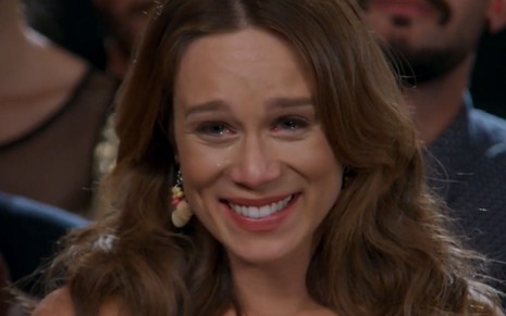 A atriz Mariana Ximenes com expressão de felicidade em cena como Tancinha em Haja Coração