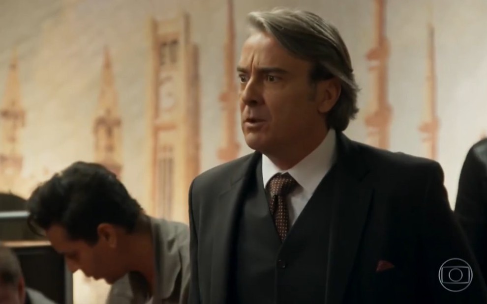 O ator Alexandre Borges com expressão de raiva em cena como Aparício em Haja Coração