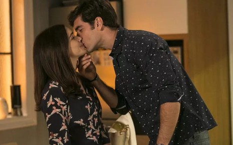 Os atores Sabrina Petraglia e Marcos Pitombo em cena de beijo em Haja Coração