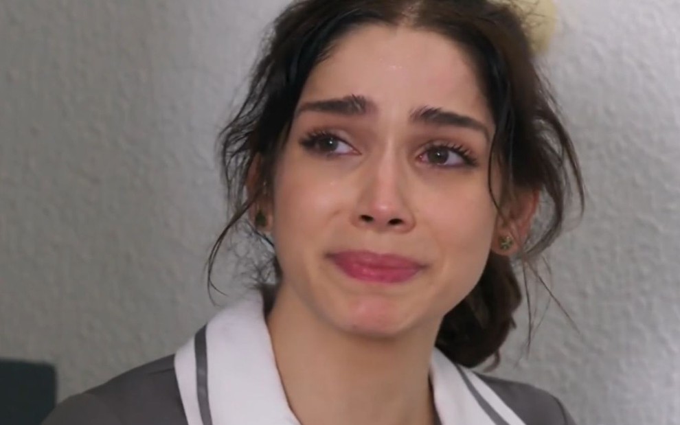 A atriz Sabrina Petraglia chora em cena como Shirlei em Haja Coração