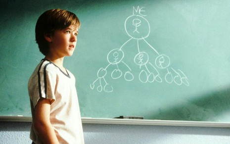 Haley Joel Osment apresenta o seu projeto na escola em cena de A Corrente do Bem (2000)
