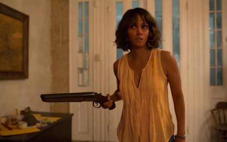 Halle Berry como Karla Dyson segurando arma em cena de O Sequestro