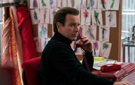 Ewan McGregor fala ao telefone em cena da minissérie Halston