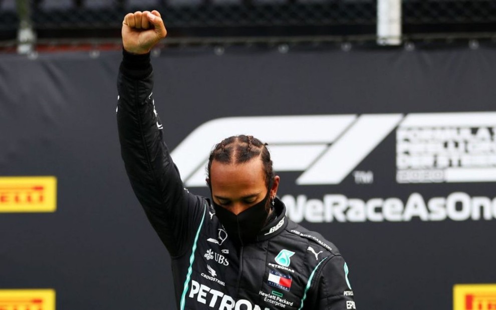 Lewis Hamilton com o punho direito cerrado e erguido, em protesto contra o racismo, após vitória na Fórmula 1