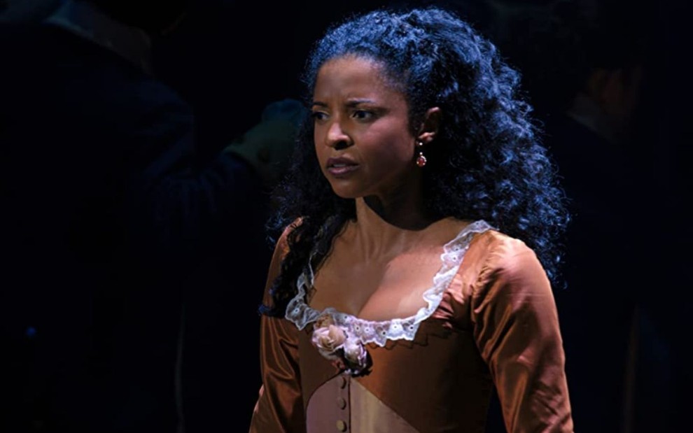 Renée Elise Goldsberry em cena do musical Hamilton